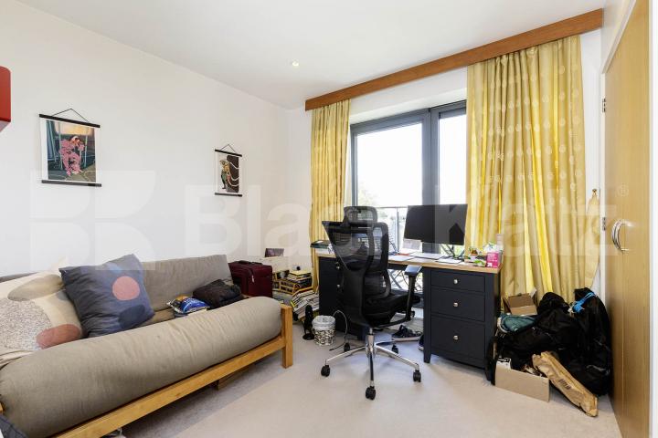 Luxury modern development with two bathrooms huge lounge & two double bedrooms Canal Boulevard, Camden
